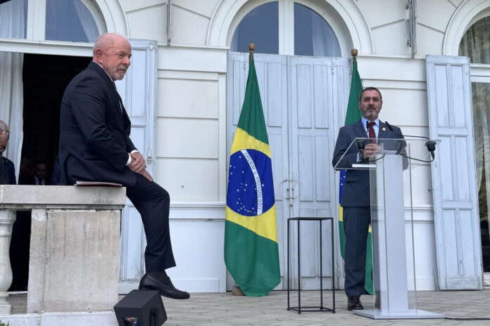 El presidente brasileño, Luiz Inácio Lula da Silva (i), espera a que miembros de su equipo expliquen los logros en el marco de la participación de Brasil como invitado en el G7 este miércoles, en Ginebra (Suiza). EFE/ Isabel Saco
