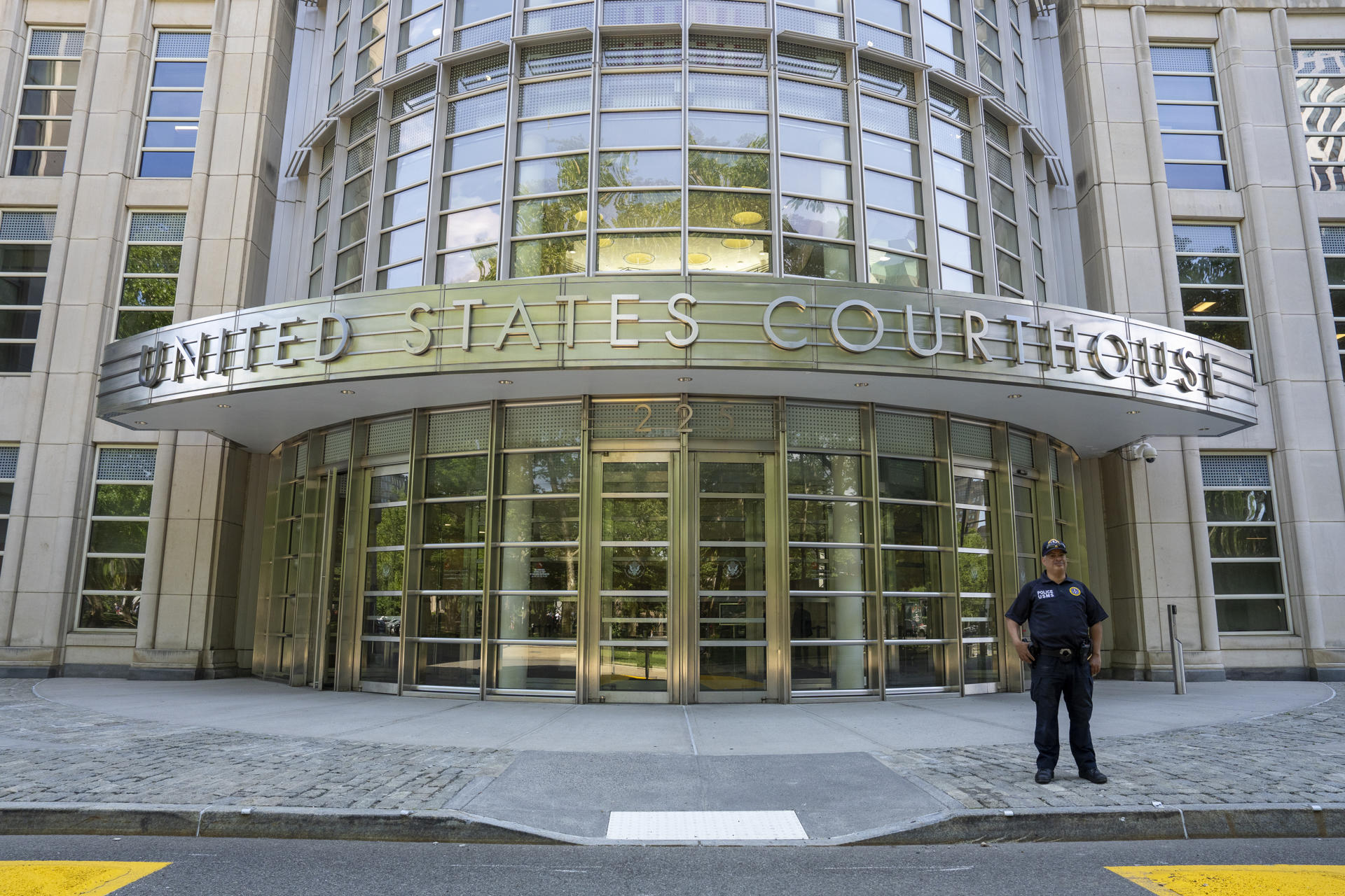 Un integrante de la Policía de Nueva York custodia frente a la Corte Federal del Distrito Este donde se lleva a cabo el juicio del narcotraficante mexicano Rafael Caro Quintero este miércoles, en Nueva York (EE.UU.). EFE/ Ángel Colmenares
