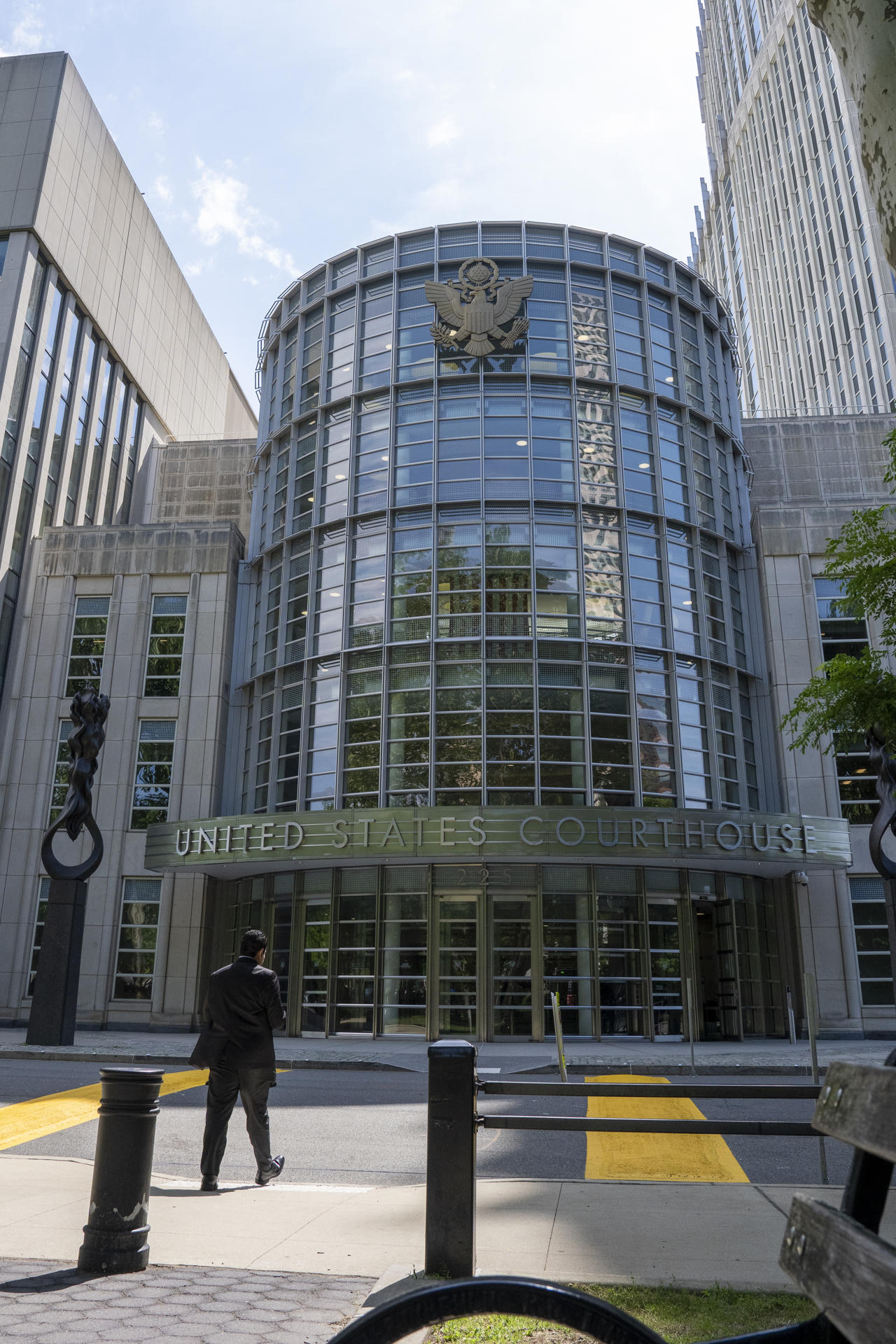 Una persona camina frente a la Corte Federal del Distrito Este donde se lleva a cabo el juicio del narcotraficante mexicano Rafael Caro Quintero este miércoles, en Nueva York (EE.UU.). EFE/ Ángel Colmenares