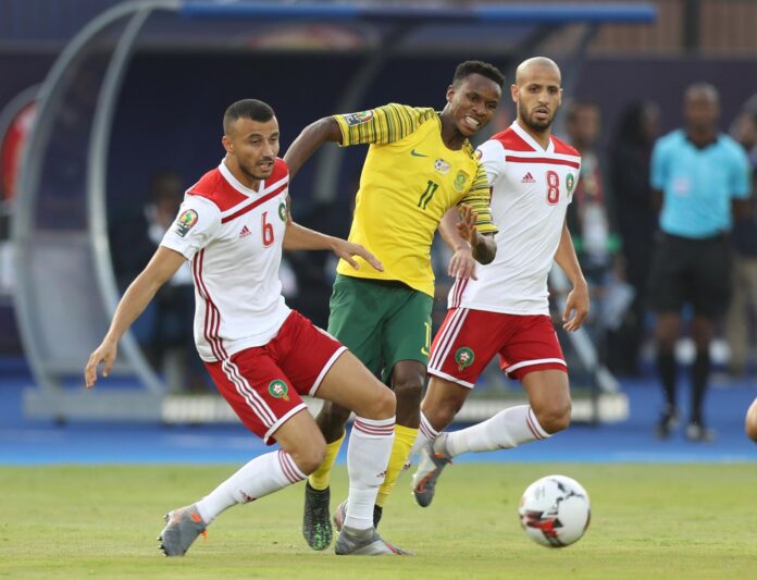 Imagen de archivo del jugador de Sudáfrica Themba Zwane. EPA/SAMUEL SHIVAMBU
