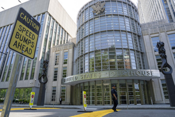 Un integrante de la Policía de Nueva York custodia frente a la Corte Federal del Distrito Este donde se lleva a cabo el juicio del narcotraficante mexicano Rafael Caro Quintero este miércoles, en Nueva York (EE.UU.). EFE/ Ángel Colmenares

