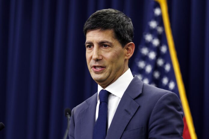 El presidente de la Reserva Federal de Estados Unidos, Kevin Warsh, habla durante una conferencia de prensa en la Reserva Federal en Washington, DC (EE.UU.), el 17 de junio de 2026. EFE/WILL OLIVER
