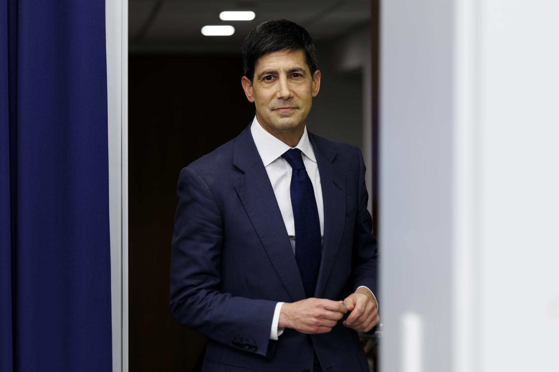 El presidente de la Reserva Federal de Estados Unidos, Kevin Warsh, habla durante una conferencia de prensa en la Reserva Federal en Washington, DC (EE.UU.), el 17 de junio de 2026. EFE/WILL OLIVER
