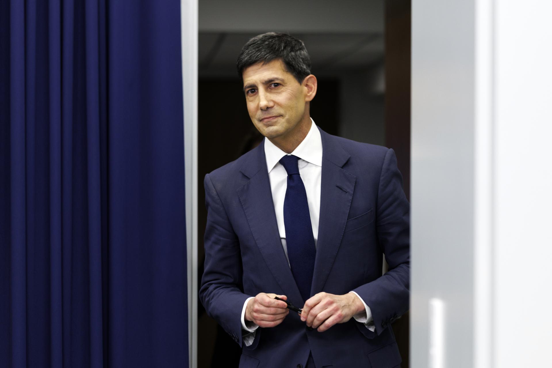 El presidente de la Junta de la Reserva Federal de Estados Unidos, Kevin Warsh, habla durante una conferencia de prensa en la Reserva Federal en Washington, DC (EE.UU.), el 17 de junio de 2026. EFE/WILL OLIVER

