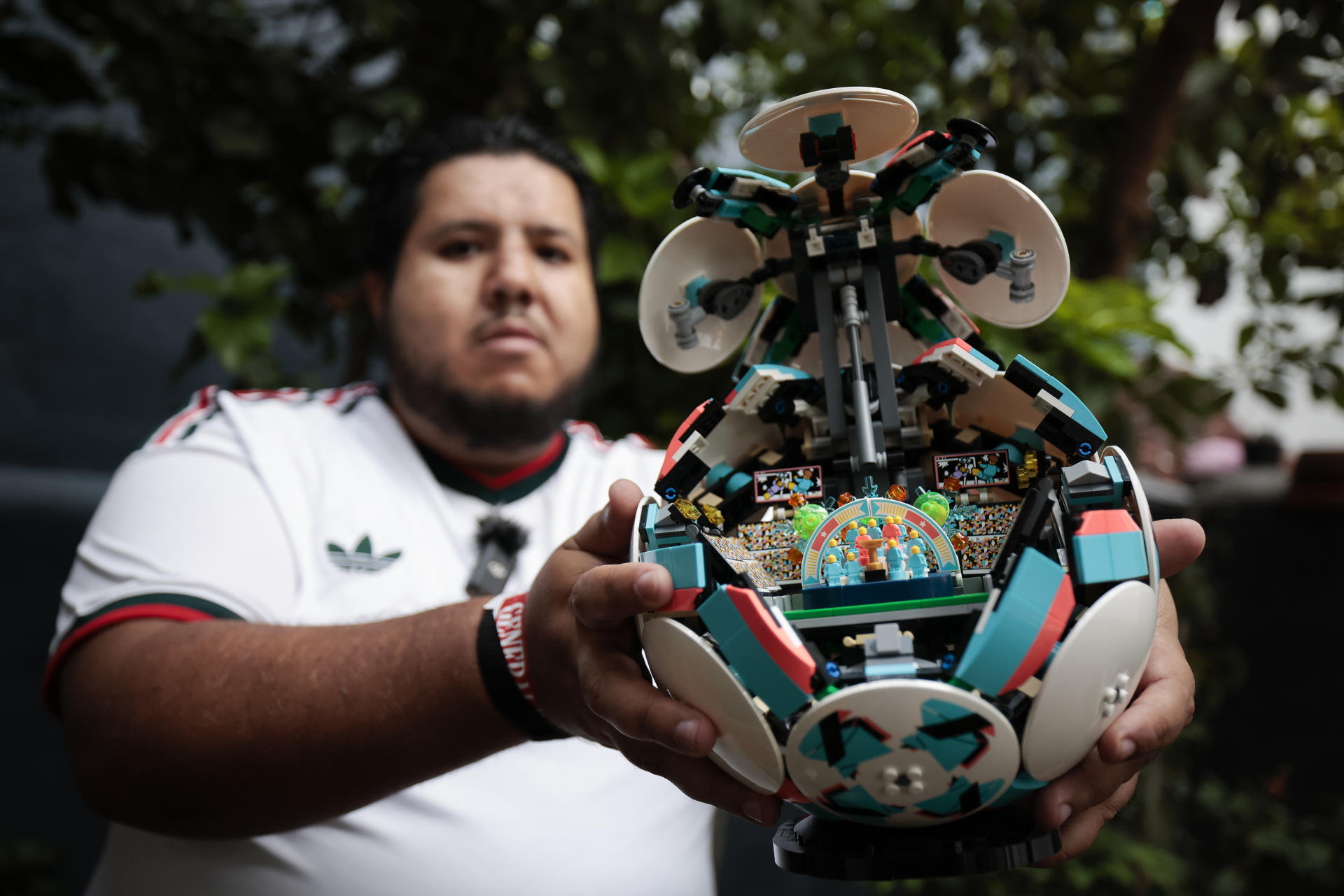 El coleccionista de objetos mundialistas José Luis Herrera muestra un balón de fútbol de la marca Lego durante una entrevista con EFE este martes, en Ciudad de México (México). EFE/José Méndez