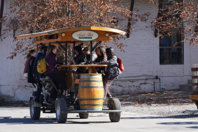Fotografía del 19 de mayo 2026 que muestra turistas durante un paseo por la viña Santa Rita, en la comuna de Buin, en Santiago (Chile). EFE/ Alberto Peña
