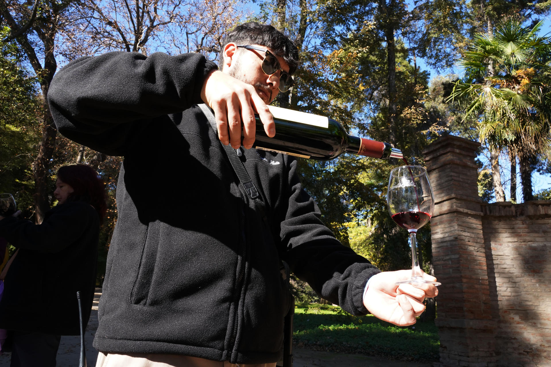 Fotografía del 19 de mayo 2026 que muestra un hombre sirviendo una copa de vino en la viña Santa Rita, en la comuna de Buin, en Santiago (Chile). EFE/ Alberto Peña
