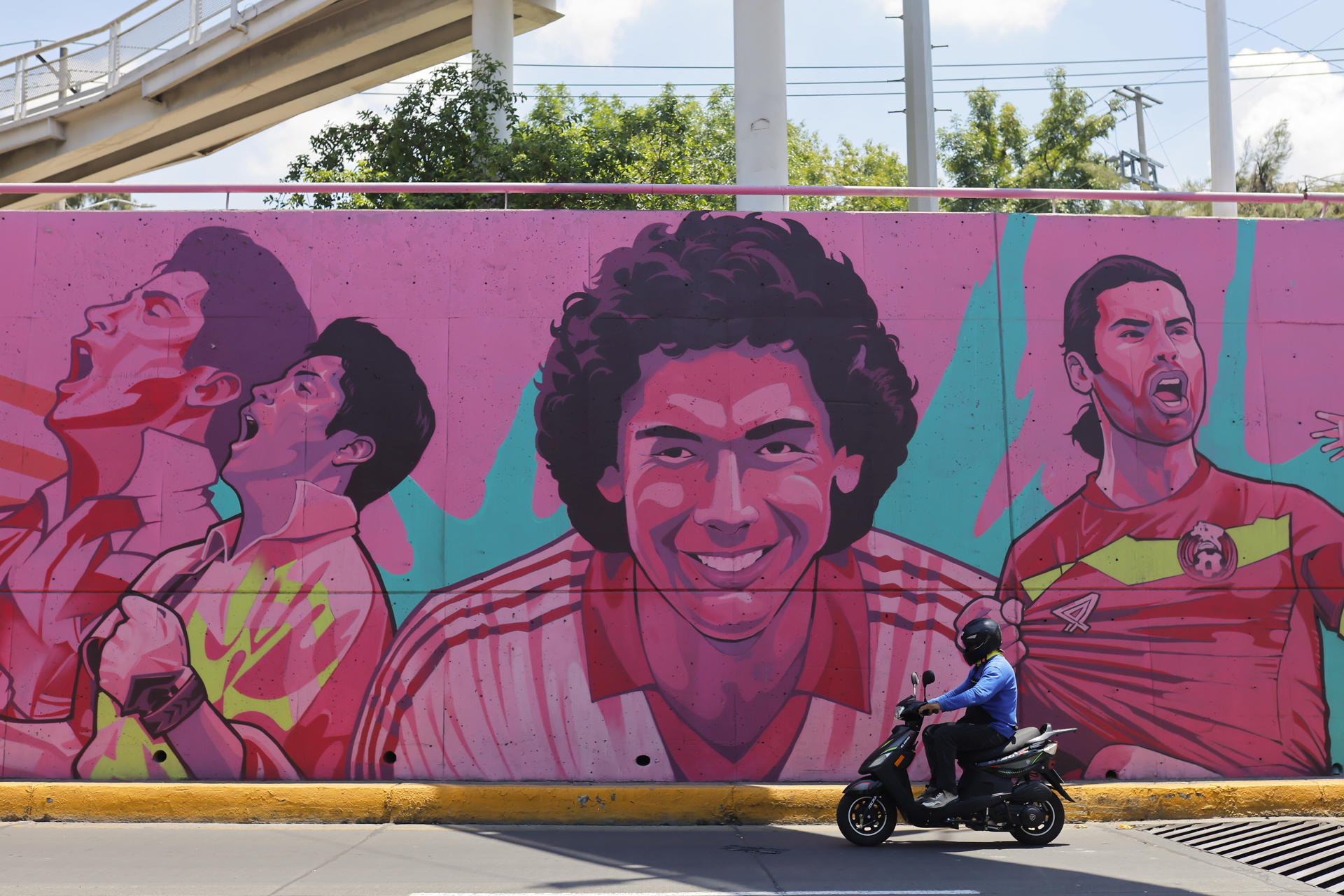 Fotografía que muestra un mural de los exfutbolistas mexicanos, Jorge Campos (i), Hugo Sánchez (c) y Rafael Márquez este martes, en Guadalajara (México).EFE/ Francisco Guasco