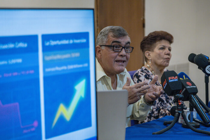 El presidente de la Comisión de Energía del Colegio de Ingenieros del Estado Zulia, Orlando Urdaneta, habla durante una rueda de prensa sobre el panorama eléctrico de Venezuela este miércoles, en Maracaibo (Venezuela). EFE/ Henry Chirinos
