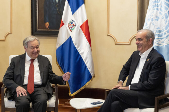 El secretario general de la ONU, Antonio Guterres (i), sonríe junto al presidente de República Dominicana, Luis Abinader, durante una reunión este miércoles, en Santo Domingo (República Dominicana). EFE/Orlando Barría
