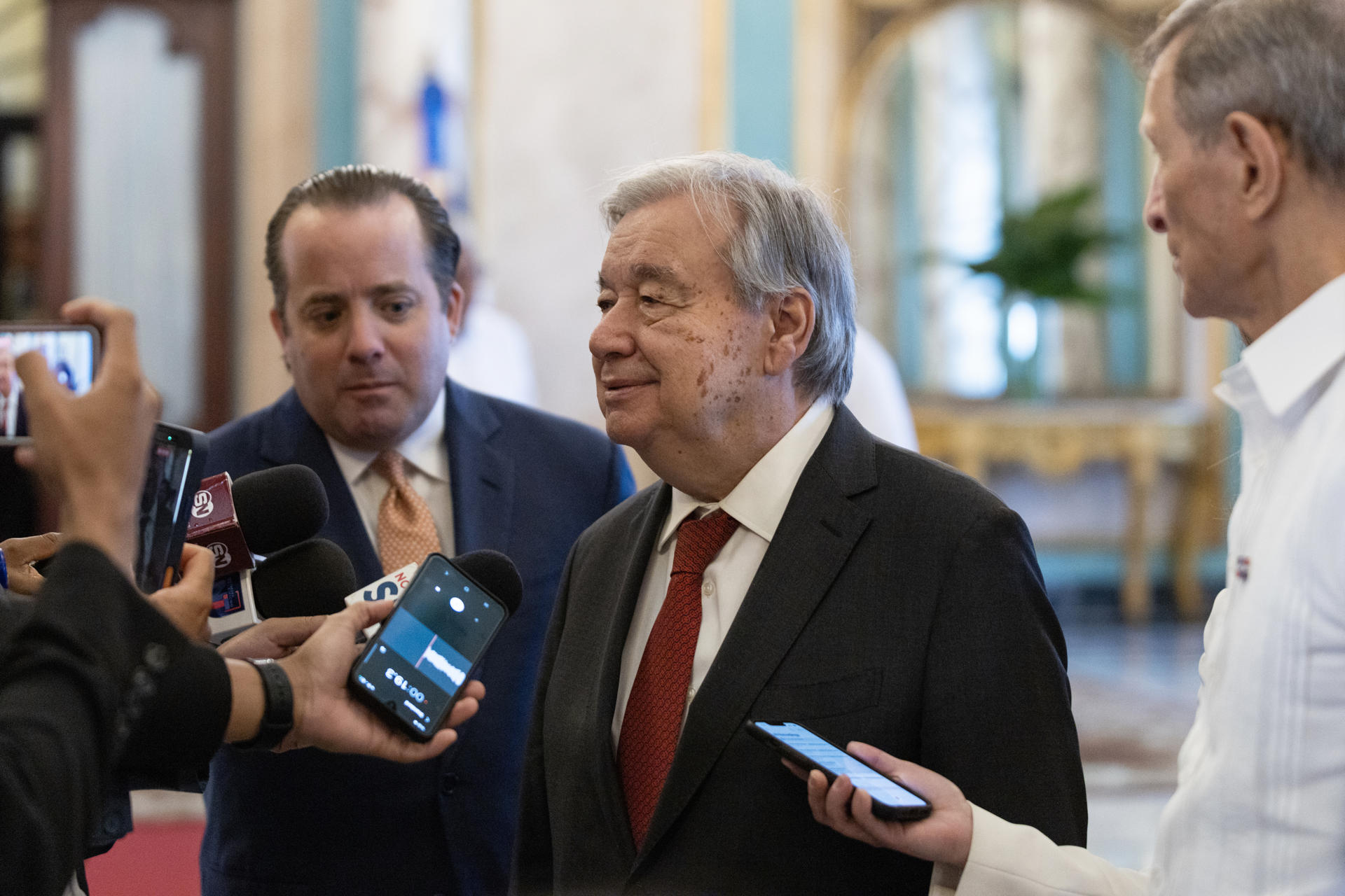 El secretario general de la ONU, Antonio Guterres, habla con periodistas tras una reunión con el presidente de República Dominicana, Luis Abinader, este miércoles, en Santo Domingo (República Dominicana). EFE/Orlando Barría