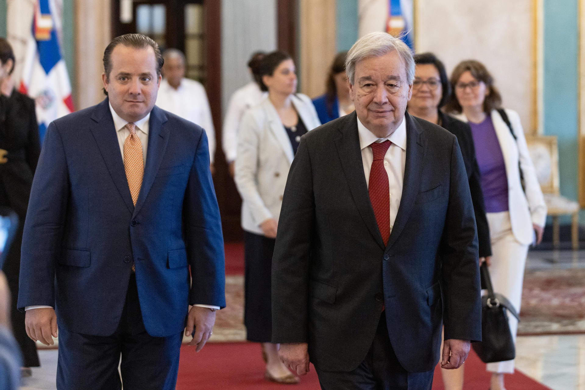 El secretario general de la ONU, Antonio Guterres (d), sale tras una reunión con el presidente de República Dominicana, Luis Abinader, este miércoles, en Santo Domingo (República Dominicana). EFE/Orlando Barría