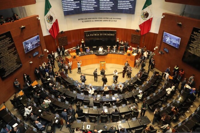 Fotografía de archivo que muestra a los asistentes de una sesión en el Senado de la República en Ciudad de México (México). EFE/ Mario Guzmán
