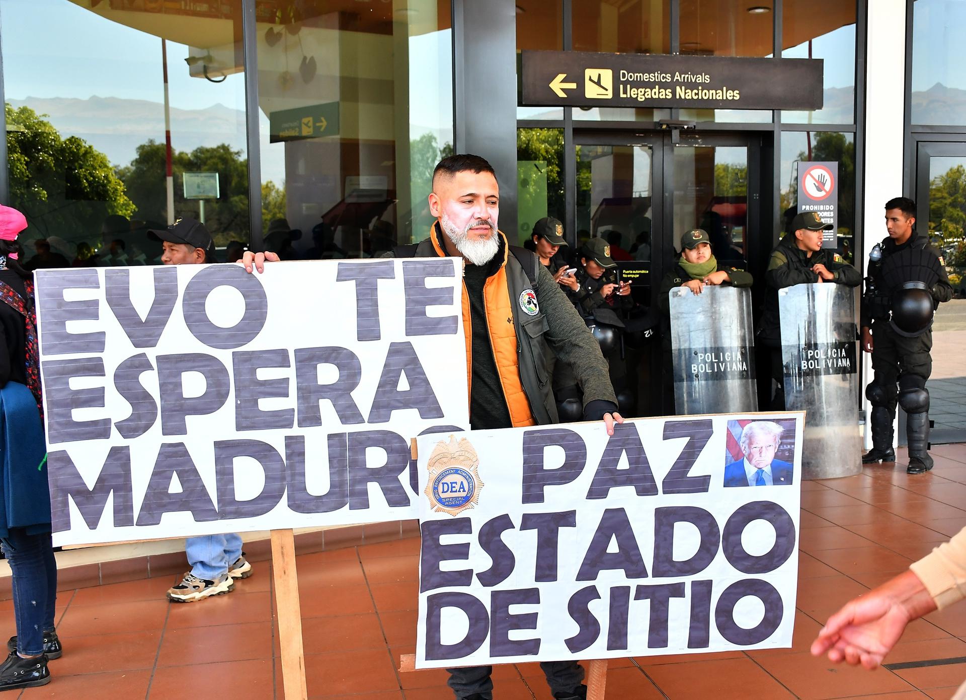 Productores de leche protestan para exigir el fin de los bloqueos de carreteras en el país este miércoles, en el Aeropuerto Jorge Wilstermann en Cochabamba (Bolivia). EFE/Jorge Ábrego
