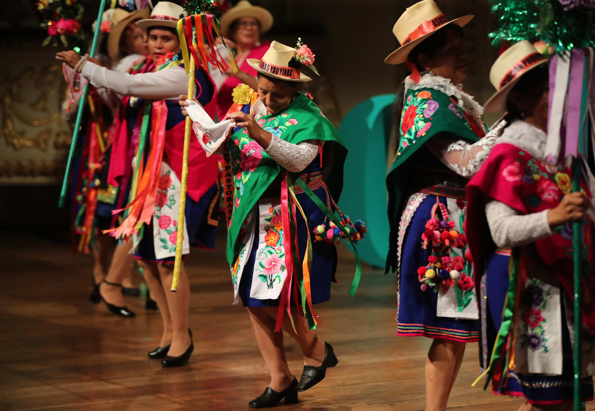 Las pastoras de Yauyos danzan en la XIX Conferencia Ópera Latinoamérica (OLA) este miércoles, Lima (Perú). EFE/ Paolo Aguilar