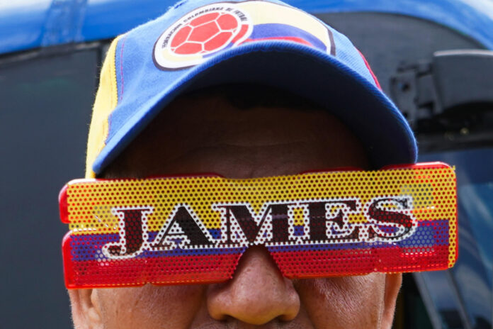 Un hombre usa gafas con la bandera de Colombia en Bogotá (Colombia). EFE/Pablo Seco
