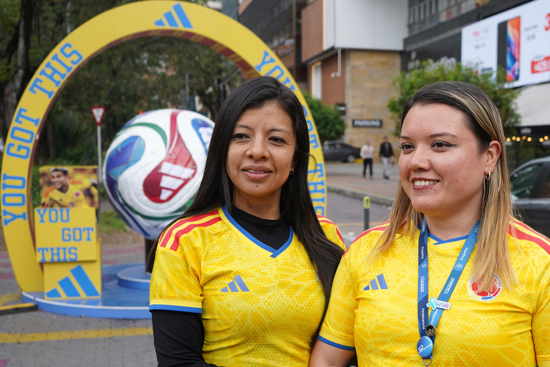 Aficionadas de la selección Colombia posan en Bogotá (Colombia). EFE/Pablo Seco