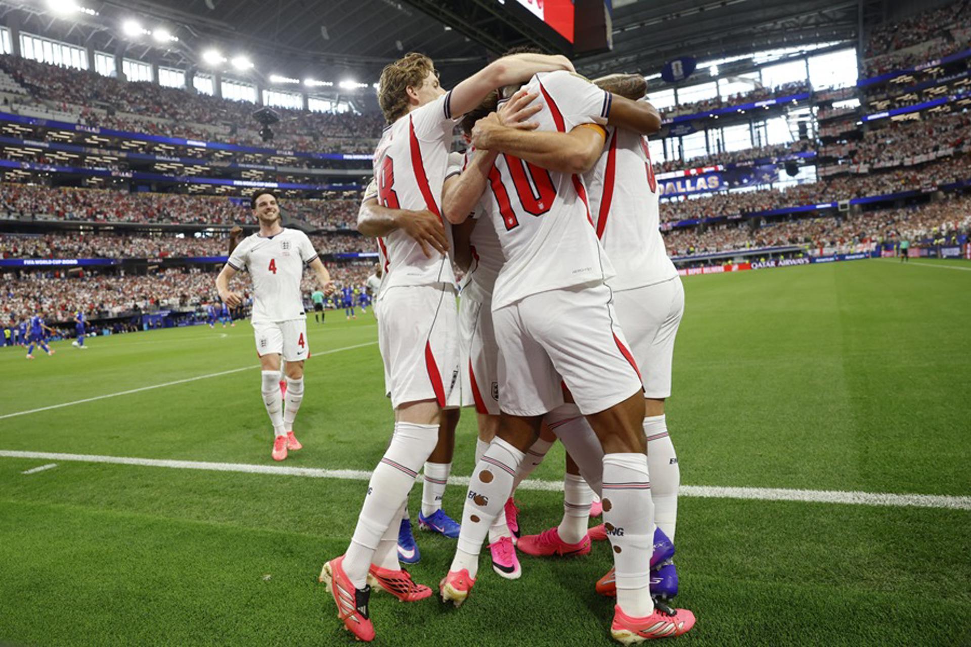 Jugadores de Inglaterra celebran un gol de penalti en un partido del grupo L del Mundial de la FIFA 2026. EFE/ Mariscal