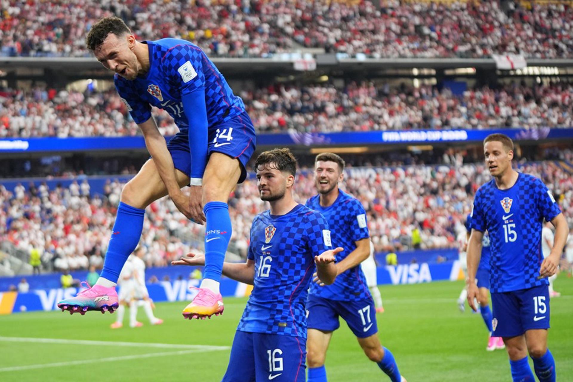 Martin Baturina de Croacia (C) celebra después de marcar el gol del empate (1-1) mientras su compañero Ivan Perisic (L) salta sobre él. EFE/EPA/JEFFREY MCWHORTER