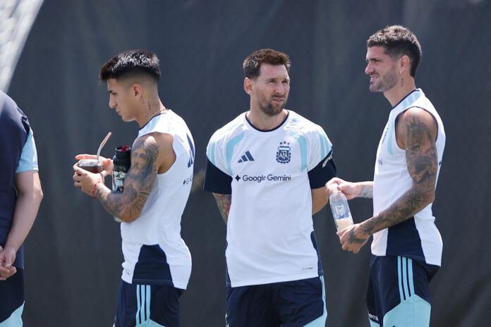 El delantero de Argentina Lionel Messi (c) durante una sesión de entrenamiento en Kansas City (EE.UU.), de cara al partido del grupo J del Mundial 2026 que disputarán contra Austria. EFE/ Juan Ignacio Roncoroni
