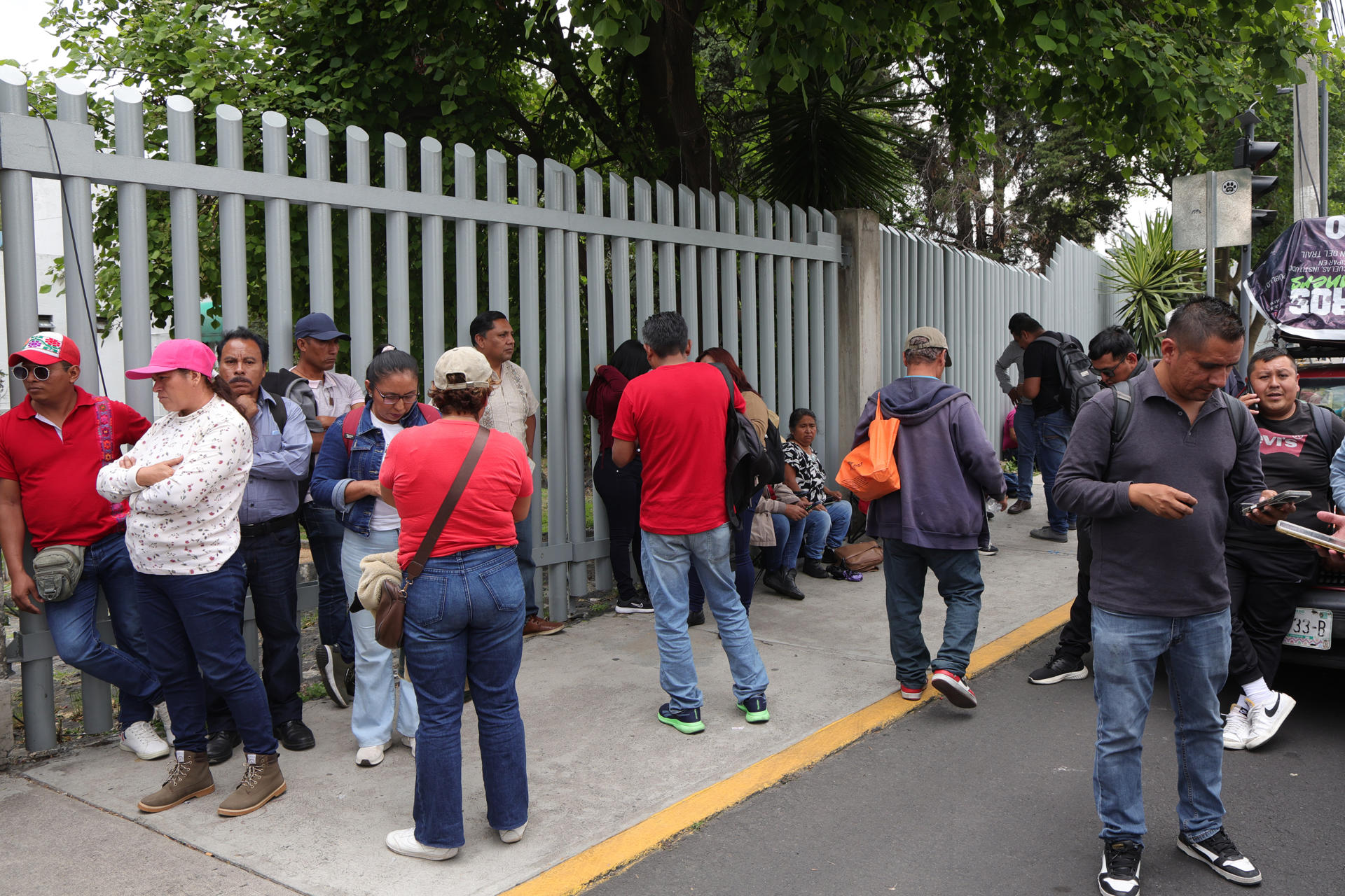 Personas identificadas como maestros Integrantes de la Coordinadora Estatal de Trabajadores de la Educación de Guerrero (Ceteg) participan en una manifestación este miércoles, en Ciudad de México (México). EFE/Madla Hartz