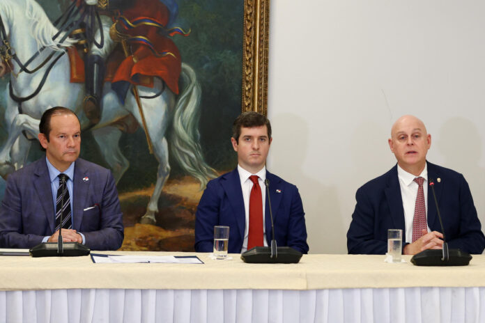 El canciller de Panamá, Javier Martínez-Acha (i), el viceministro de Relaciones Exteriores de Panamá, Carlos Arturo Hoyos Boyd (c) y el viceministro de Asuntos Multilaterales y Cooperación de Panamá, Carlos Guevara-Mann, participan en una rueda de prensa este miércoles, en Ciudad de Panamá (Panamá). EFE/ Carlos Lemos
