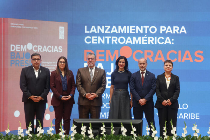 Desde la Izquierda; El secretario de planificación de la presidencia de Guatemala, Carlos Mendoza; el jefe del PNUD para América Latina y el Caribe, Almudena Fernández; el presidente de Guatemala Bernardo Arevalo de León; la subsecretaria General de las Naciones Unidas y Directora Regional para América Latina del PNUD, Michelle Muschett; el representante Residente del PNUD en Guatemala, Carlos Benitez Verdún, y la representante Residente Adjunta del PNUD en Guatemala, Rose Diegues, posan durante la presentación de un informe este miércoles, en Ciudad de Guatemala (Guatemala). El Programa de las Naciones Unidas para el Desarrollo (PNUD) advirtió durante la presentación de un informe en Guatemala que las democracias de América Latina y el Caribe están 