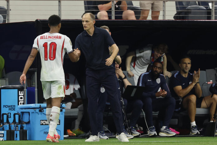 Jude Bellingham (i), de Inglaterra, celebra con el seleccionador Thomas Tuchel en un partido del grupo L del Mundial de la FIFA 2026 entre Inglaterra y Croacia en el estadio AT&T en Dallas (EE.UU.). EFE/Mariscal
