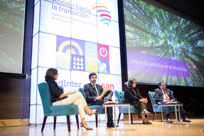 Desde la izquierda, la directora corporativa de Relaciones Institucionales, Comunicación Territorio de Redeia, Miryam Aguilar; el encargado Pais-Sector Privado de la Oficina,Ramiro Vilchez; la exministra de medio Ambiente en Perú, Albina Ruiz Ríos, y el gerente general de Inkaterra, Jose Purisaca Puicon. EFE/ Renato Pajuelo
