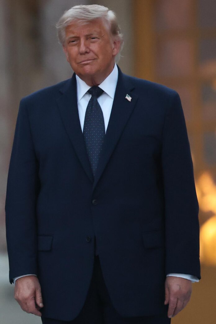 El presidente de Estados Unidos, Donald J. Trump, llega al Palacio de Versalles, en Versalles, al oeste de París (Francia), el 17 de junio de 2026. EFE/MOHAMMED BADRA
