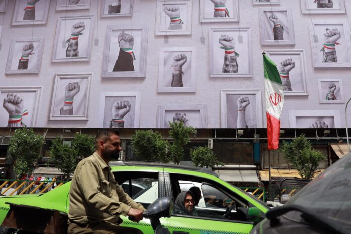 Fotografía de archivo de varios automovilistas que circulan por una calle de Teherán, Irán. EFE/ Abedin Taherkenareh
