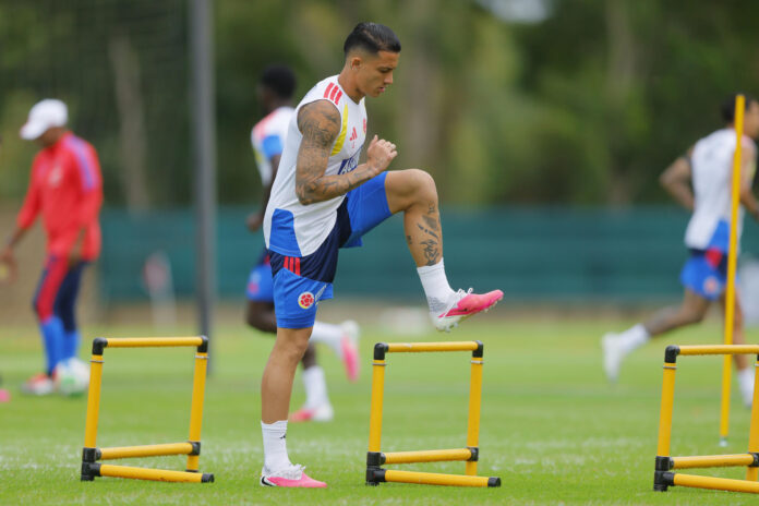 El jugador de la selección de Colombia James Rodríguez, durante el entrenamiento de la selección de fútbol de Colombia en la Academia Atlas, ubicado en Zapopan, Jalisco (México).- EFE/ Francisco Guasco
