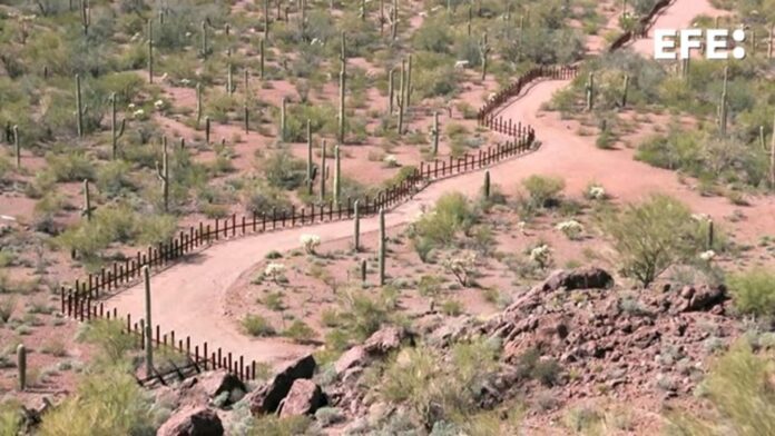 Captura de video tomado de la página de Nación Tohono O'odham que muestra una carretera en una reserva indígena en Arizona (EE.UU.). EFE/ Captura de Pantalla/ Nación Tohono O'odham
