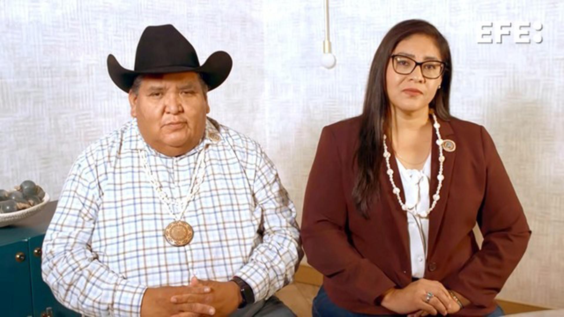 Captura de video tomado de la página de Nación Tohono O'odham que muestra al presidente de la Nación Tohono O'odham, Verlon M. Jose (i), y su vicepresidenta Carla L. Johnson. EFE/ Captura de Pantalla/ Nación Tohono O'odham