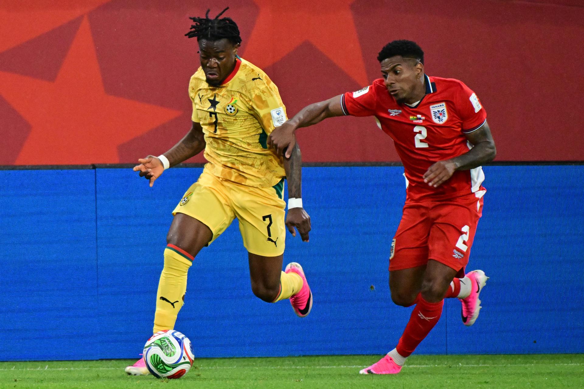 Abdul Fatawu, de Ghana (i), en acción contra César Blackman, de Panamá (d), durante el partido de la fase de grupos de la Copa Mundial de la FIFA 2026 entre Ghana y Panamá, en Toronto (Canadá). EFE/EDUARDO LIMA
