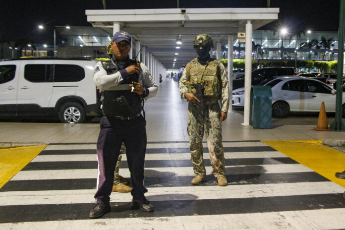 Integrantes del Ejército de Ecuador custodian el Aeropuerto Internacional José Joaquín de Olmedo en Guayaquil (Ecuador). EFE/ Gerardo Menoscal
