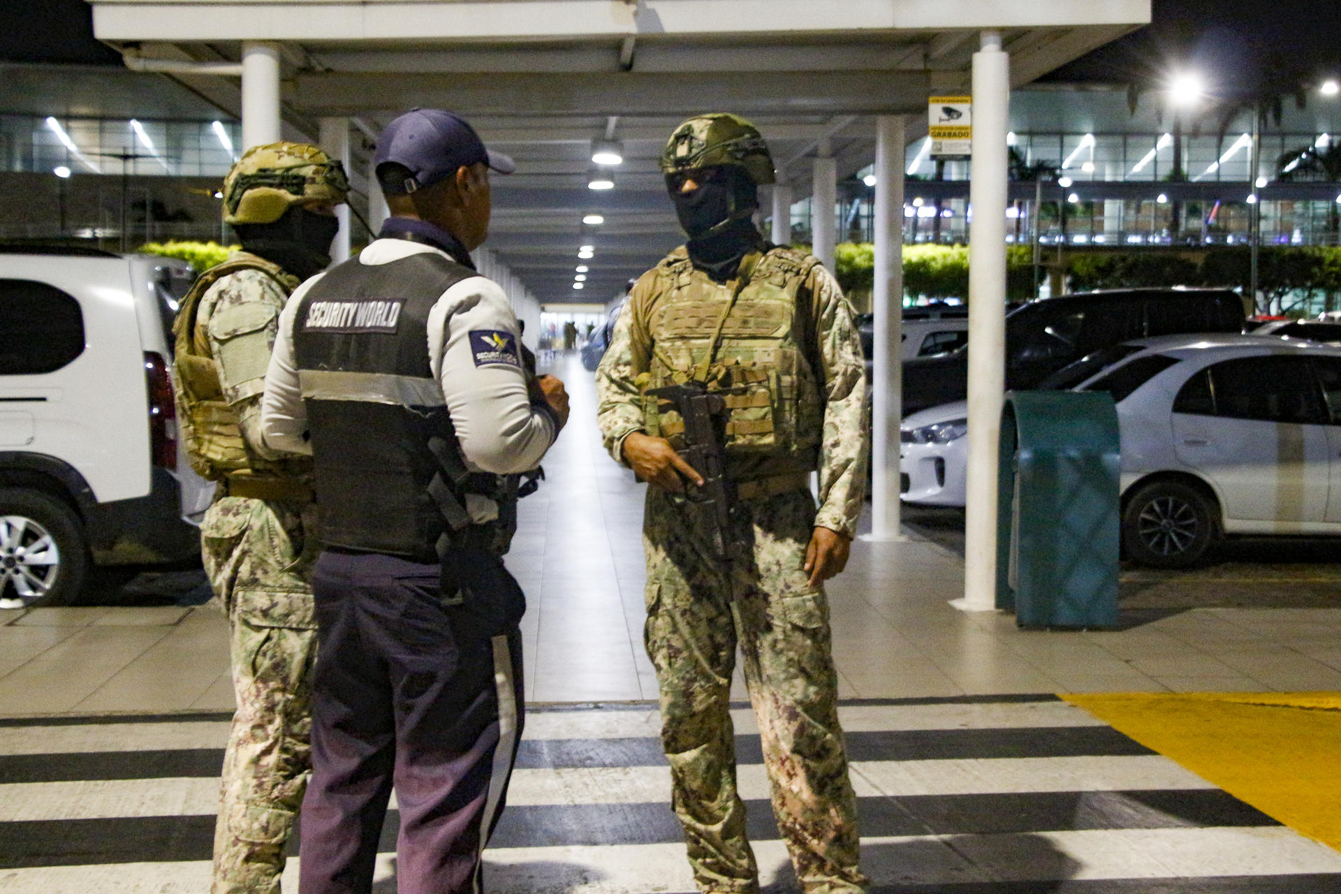 Integrantes del Ejército de Ecuador custodian el Aeropuerto Internacional José Joaquín de Olmedo en Guayaquil (Ecuador). EFE/ Gerardo Menoscal
