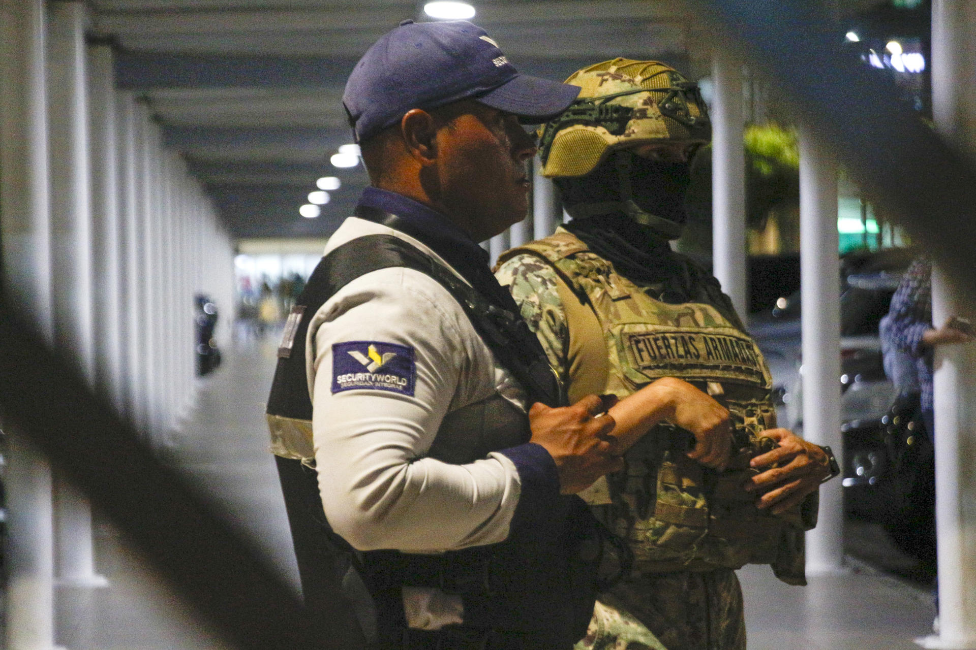 Integrantes del Ejército de Ecuador custodian el Aeropuerto Internacional José Joaquín de Olmedo en Guayaquil (Ecuador). EFE/ Gerardo Menoscal
