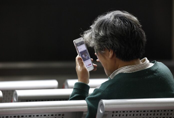 En la imagen de archivo, un hombre mira su celular en Pekín (China). EFE/ROLEX DELA PENA
