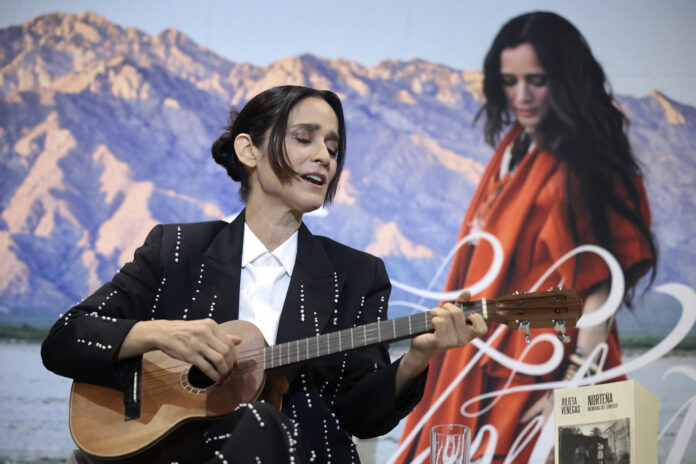Fotografía de archivo donde aparece la cantante mexicana Julieta Venegas. EFE/ José Méndez
