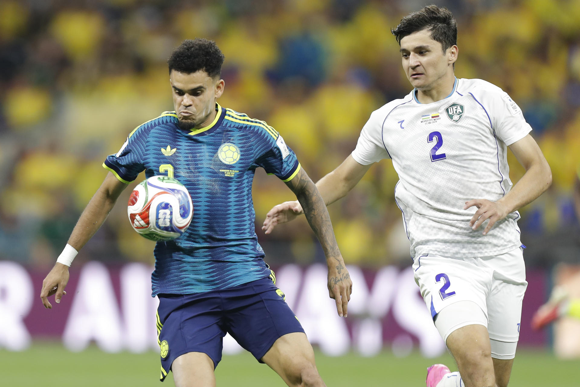 El partido entre Uzbekistán y Colombia cerró la primera jornada de la fase de grupos del Mundial 2026. En la foto, el colombiano Luis Díaz (i) es marcado por Abdukodir Khusanov en el estadio Azteca de Ciudad de México. EFE/Isaac Esquivel
