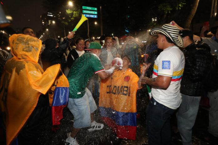 Aficionados de Colombia celebran en el país durante la transmisión del partido de la Copa Mundial de la FIFA 2026 ante Uzbekistán. EFE/ Mario Guzmán
