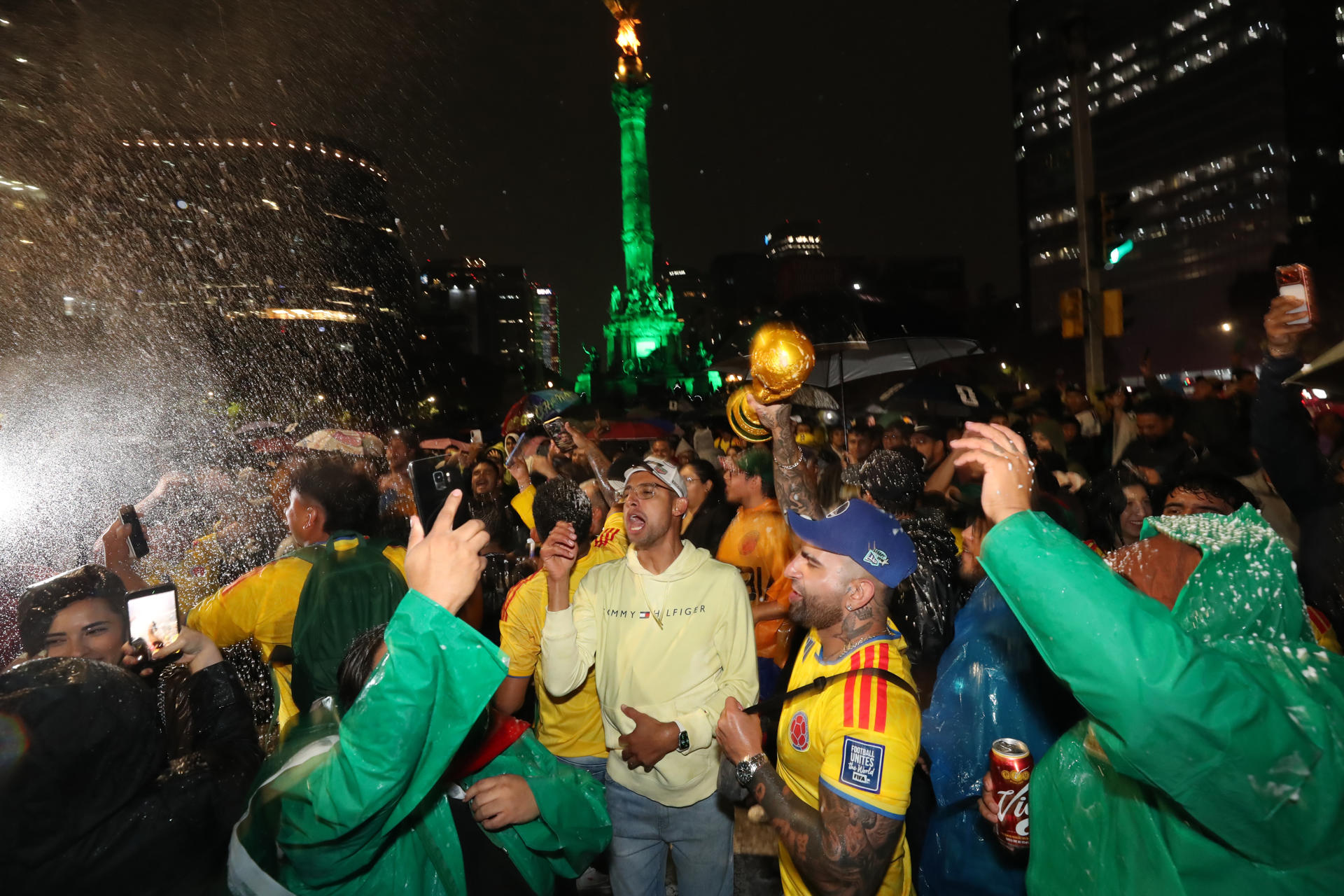 Aficionados de Colombia celebran en el país durante la transmisión del partido de la Copa Mundial de la FIFA 2026 ante Uzbekistán. EFE/ Mario Guzmán