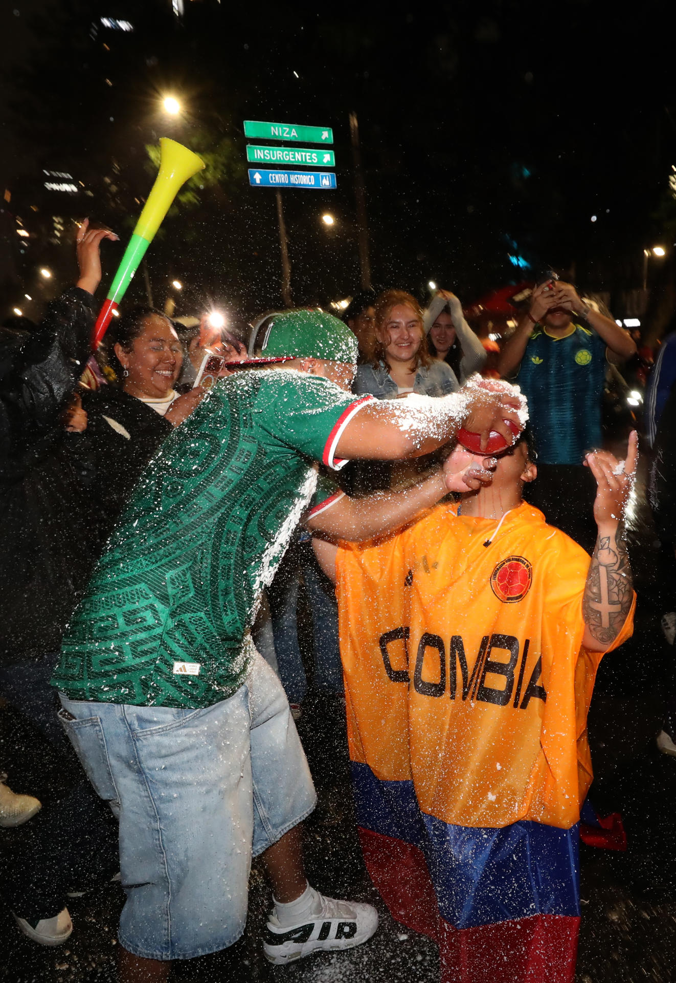 Aficionados de Colombia celebran en el país durante la transmisión del partido de la Copa Mundial de la FIFA 2026 ante Uzbekistán. EFE/Mario Guzmán