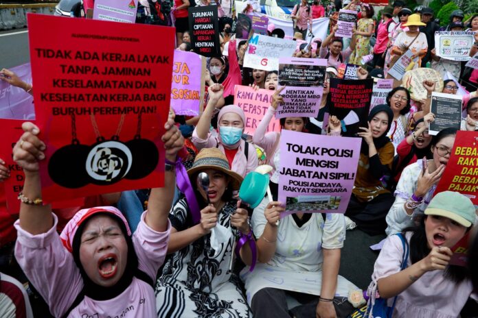 Mujeres de la organización feminista Alianza de las Mujeres de Indonesia durante una protesta en Yakarta contra la gestión del Gobierno.
 EFE/EPA/MAST IRHAM
