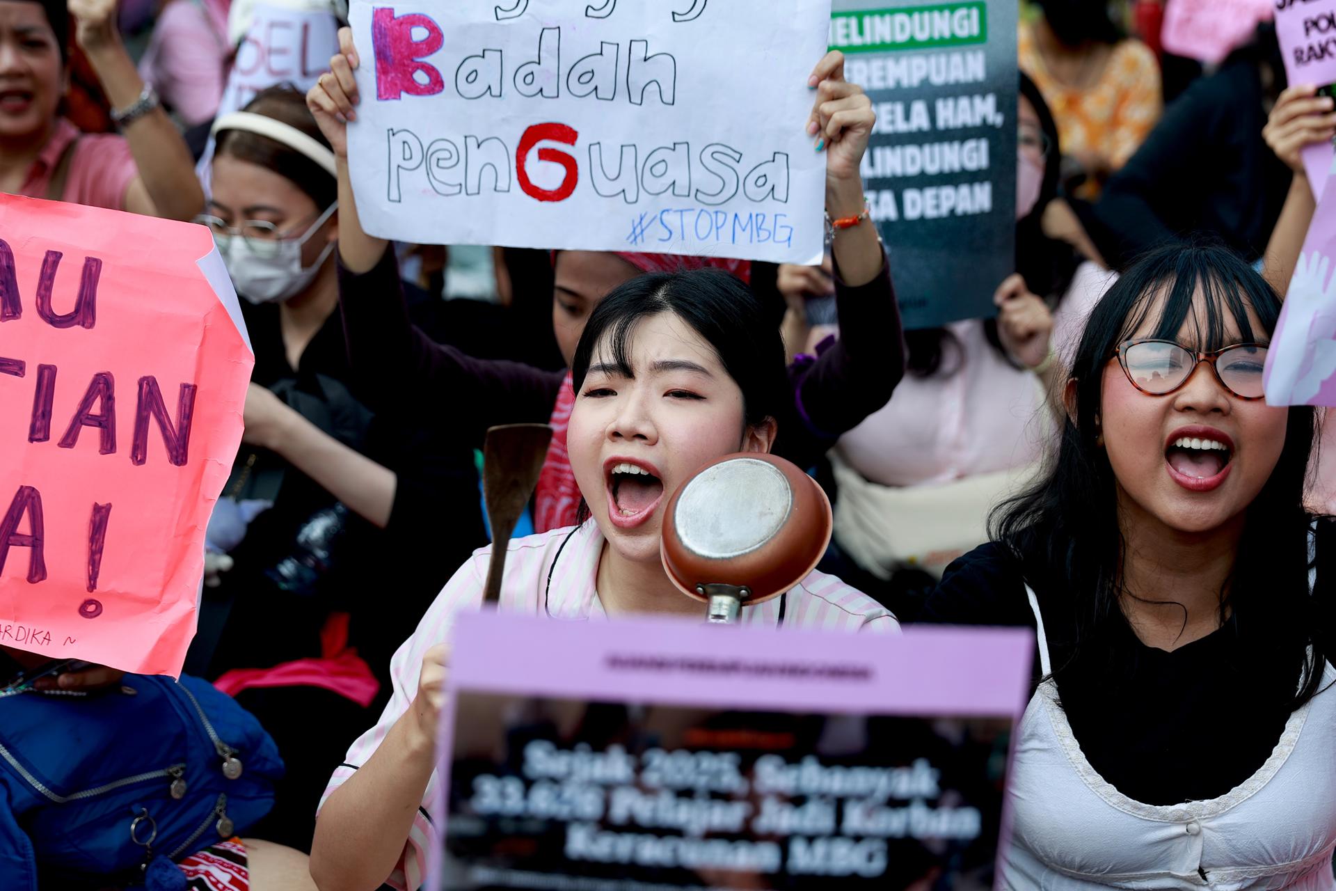 Mujeres de la organización feminista Alianza de las Mujeres de Indonesia durante una protesta en Yakarta contra la gestión del Gobierno.
 EFE/EPA/MAST IRHAM

