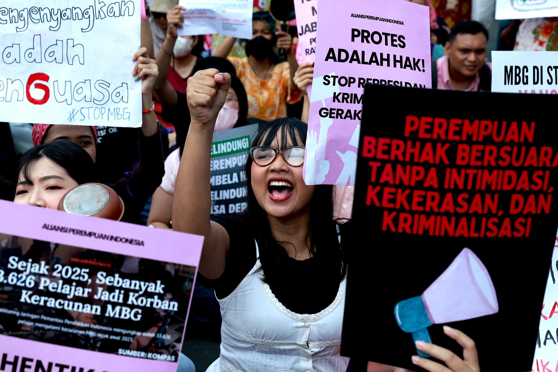 Mujeres de la organización feminista Alianza de las Mujeres de Indonesia durante una protesta en Yakarta contra la gestión del Gobierno.
EFE/EPA/MAST IRHAM
