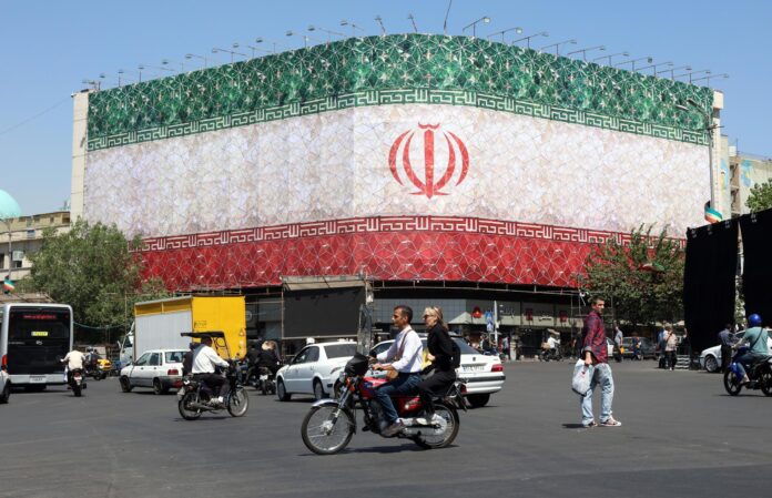 La bandera de Irán preside la plaza Enquelab de Teherán, el pasado 14 de junio en la capital iraní. EFE/EPA/ABEDIN TAHERKENAREH RESTRICTIONS: NO Access Israel Media/Persian Language TV Stations Outside Iran/Strictly No Access BBC Persian/VOA Persian/Manoto TV/Iran International TV. (As mandated by Iran's Directorate General for Foreign Media) --
