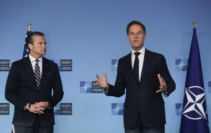 El secretario general de la OTAN, Mark Rutte (d), este jueves junto al secretario de Defensa de Estados Unidos, Pete Hegseth (i), en una comparecencia antes de una reunión de los ministros de Defensa de la OTAN en la sede de la Alianza en Bruselas. EFE/EPA/Olivier Hoslet
