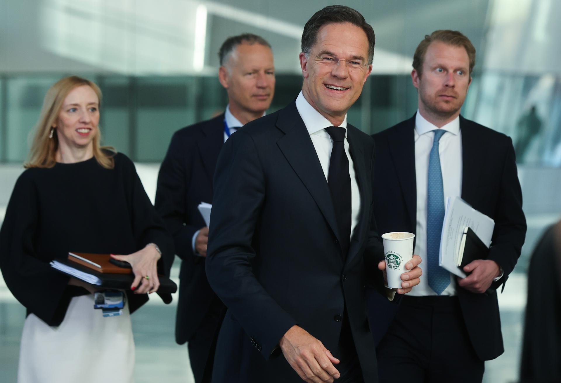 El secretario general de la OTAN, Mark Rutte, este jueves a su llegada a una reunión de los ministros de Defensa de la OTAN en la sede de la Alianza en Bruselas. EFE/EPA/Olivier Hoslet

